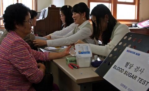[사진 1, 2] 대한항공 항공의료센터 소속 의료진으로 구성된 대한항공 의료봉사단이 9월 28일 경기도 의정부시 의정부동 소재 성암교회에서 외국인 근로자 및 지역주민을 대상으로 의