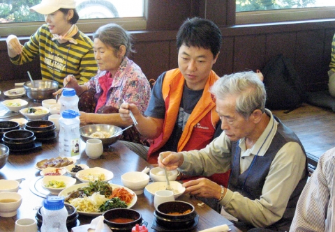 SK텔레콤, ‘노인의 날’ 맞아 자원봉사활동 펼쳐