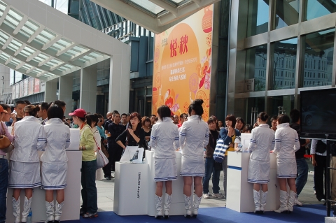 삼성전자는 풀 터치스크린 스마트폰인 옴니아의 중국향 모델(SGH-i908E)을 차이나모바일을 통해 베이징, 상하이, 광저우 등 중국 5대 도시에서 동시에 출시했다. 지난 주 베이징