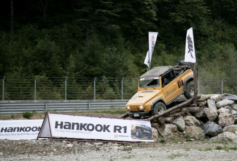 ‘HANKOOK R1 2008’ 오프로드 X200 출전차량이 박진감 넘치는 경기를 펼치고 있다.