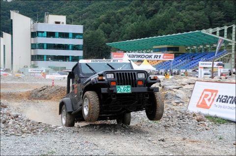 ‘HANKOOK R1 2008’ 오프로드 X100 출전차량이 파워 넘치는 경기를 펼치고 있다.