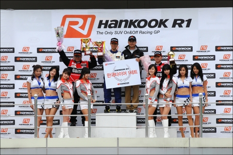 HANKOOK R1 2008 수상 레이서들과 레이싱 모델들이 멋진 포즈를 취하고 있다.