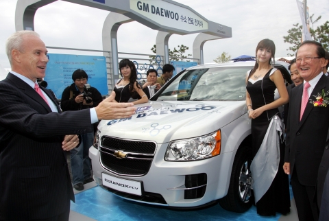 GM DAEWOO는 29일부터 10월 5일까지 군산 자동차 엑스포에 수소연료전지차 시보레 에퀴녹스를 비롯, 대형 세단 베리타스, SUV 윈스톰 등 총 6대의 차량을 전시한다. GM