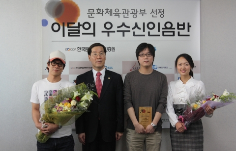 문화체육관광부는 9월 29일 ‘이달의 우수 신인음반’에 ‘Passion of Paradiso'를 선정, 시상했다.
왼쪽부터 가수 Symmetry , 문화체육관광부 김장