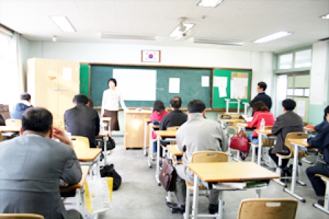 지난 2007년10월28일 제18회 공인중개사 자격시험이 치러졌던 영등포중학교 고사장의 모습.