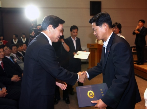 경남은행 창원시청지점 양정태 지점장(사진 오른쪽)이 박완수 창원시장으로부터 ‘창원시 사회복지 유공표창’을 받고 있다.