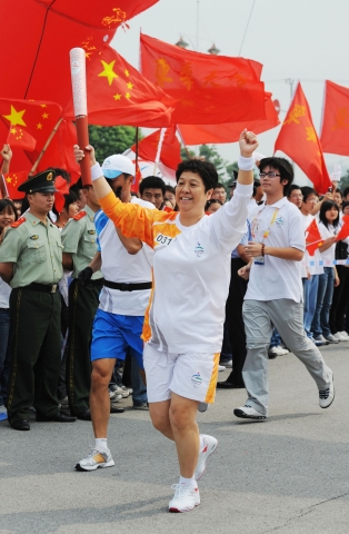 장애인올림픽 성화봉송에 참여한 박애학교 교장 량빙