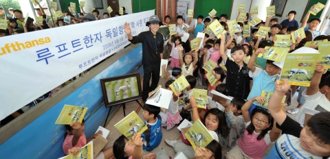 루프트한자 독일항공은 (사)한국야생조류보호협회와 공동으로 학 서식지인 경기도 김포시 하성면 민통선지역 애기봉전망대에서 금성초등학교 전교생을 대상으로 6일 ‘학 사랑 학교’를 열었다