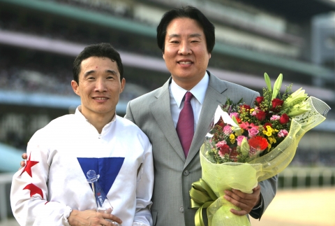 우승기수 박수홍(좌)과 조교사 김문갑
