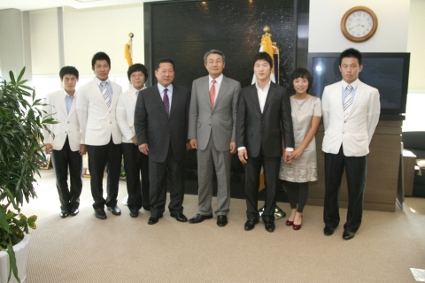 4일 포항시청을 방문한 김미현(사진 오른쪽에서 2번째)이 박승호 포항시장(가운데), 약혼자 이원희(오른쪽 3번째) , 김정행 대한유도협회회장(왼쪽 4번째)와 함께 기념 촬영을 했다