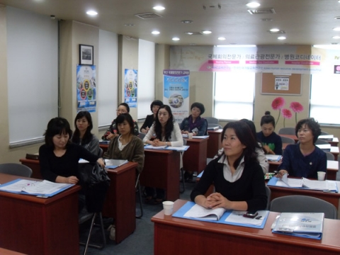 의료관광전문가과정 수강생의 진지한 모습
