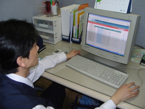 침대청소박사 중계점 김기홍 사장 집에서 컴퓨터로 고객관리하는 모습