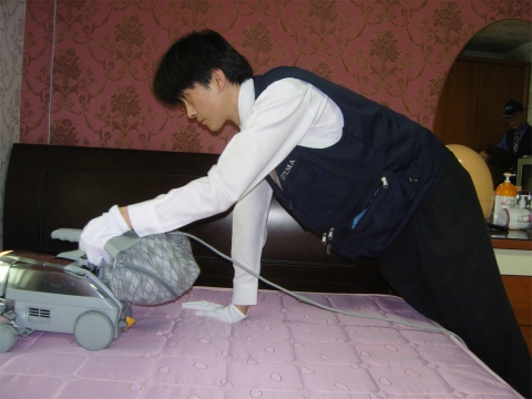 침대청소박사 중계점 김기홍 사장 침대클리닝 모습