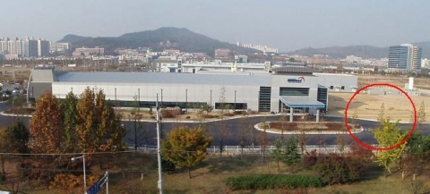 미리넷솔라 대구공장과 2기 생산라인이 들어설 부지 동쪽(사진 - 붉은색 원