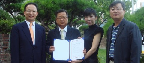 왼쪽부터 배종호 부사장, 윤제홍 학과장 성연미 대표, 송종길 교수