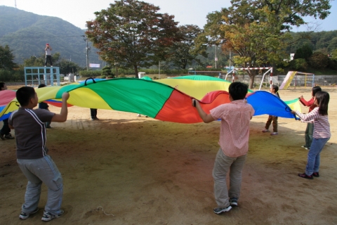 국립중앙청소년수련원의 찾아가는 청소년활동에 참가한 청소년들이 한마음 운동회를 하며 즐거워하고 있다.