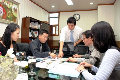 한국관광자원개발 기술개발연구소 회의장면