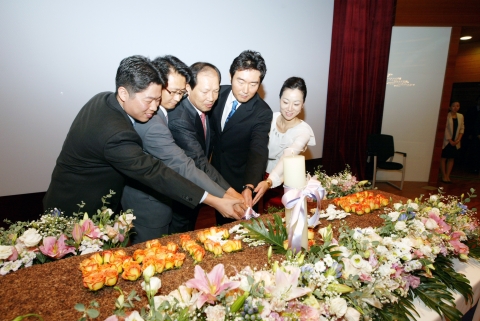 신한카드가 10월 1일 오전 서울 충무로 본사에서 통합 1주년 기념식을 가졌다. 이재우 신한카드 사장(가운데)이 정동수 (구)신한카드 노조위원장(왼쪽 두번째), 황원섭 (구)LG카