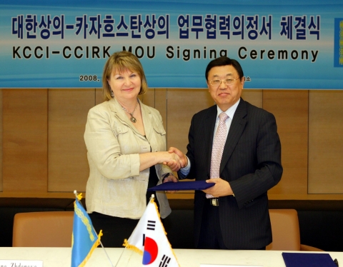 김상열 대한상공회의소 부회장(오른쪽)과 타치아나 즈다노바 카자흐스탄상의 부회장(왼쪽)이 1일 오전 상의회관에서 ‘전략적 협력방안 마련을 위한 협력의정서’에 서명하고 협약서를 교환하