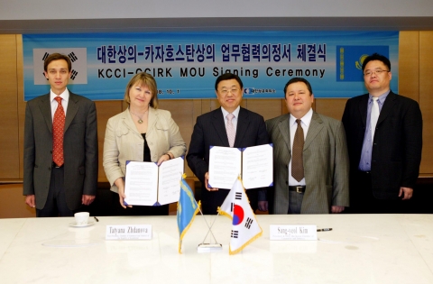 1일 오전 상의회관에서 대한상공회의소와 카자흐스탄상의간의 ‘전략적 협력방안 마련을 위한 협력의정서’를 체결하고 기념촬영을 하고 있다. (왼쪽부터 누라세프 티무르 카자흐스탄 투자위원
