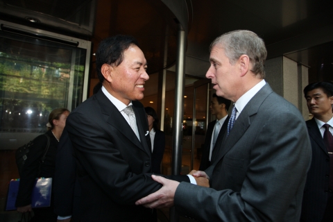 영국 앤드루 왕자가 2일 삼성전자를 방문해 삼성전자 이윤우 부회장과 환담하고 전시관을 둘러봤다. 삼성전자 이윤우 부회장(왼쪽)과 앤드루 왕자(오른쪽)가 반갑게 인사하고 있다.