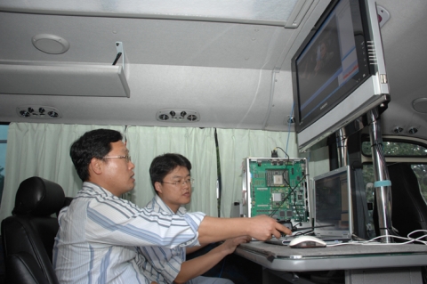와이브로 차량에서 와이브로 에볼루션 시스템과 단말기간의 20Mbps 이상의 HDTV급 무선 인터넷 접속을 성공적으로 시연하고 있는 모습