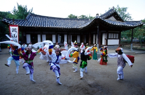 한글과컴퓨터의 후원으로 오는 10월 11일과 12일 양일간  여주 영릉에서 펼쳐질 무형문화재 공연 중 봉산탈춤 공연모습