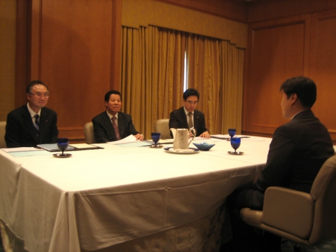 LG CNS 경영진(좌측부터 김영수 부사장, 신재철 사장, 홍성완 상무)이 해외인재 채용을 위한 면접 인터뷰를 진행하고 있다.
