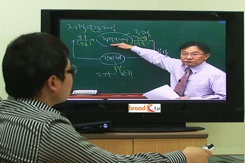 SK브로드밴드는 건국대학교 평생교육원과 손잡고 브로드앤TV를 통해 2009년 대입 수험생들을 위한 ‘수능 실시간 강의 방송 프로젝트’를 실시한다고 8일 밝혔다. 한 수험생이 브로드