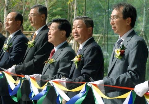 LG텔레콤은 8일 마포구 상암동 디지털미디어씨티(DMC) 단지 內에 위치한 신사옥의 준공식을 가졌다. 사진은 왼쪽부터 남용 LG전자 부회장, 강유식 ㈜LG 부회장, 송도균 방송통신