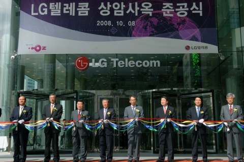 LG텔레콤은 8일 마포구 상암동 디지털미디어씨티(DMC) 단지 內에 위치한 신사옥의 준공식을 가졌다. 사진은 남용 LG전자 부회장, 강유식 ㈜LG 부회장, 송도균 방송통신위원회 부