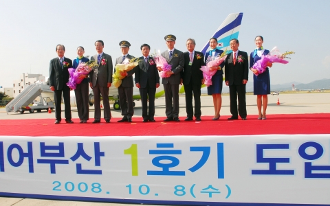 8일 오전 김해공항에서 열린 에어부산 1호기 및 유니폼 공개행사에서 박찬법 금호아시아나그룹 항공부문 부회장 (우측에서 두번째), 김수천 에어부산 대표이사 (우측에서 여덟번째), 허