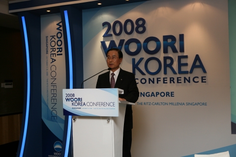 우리투자증권 박종수 사장이 10월 9일부터 10일까지 싱가포르 리츠칼튼호텔에서 개최되고 있는 「2008 우리 코리아 컨퍼런스(Woori Korea Conference)」에서 해외기관투자가들에게 인사말을 하고 있다.