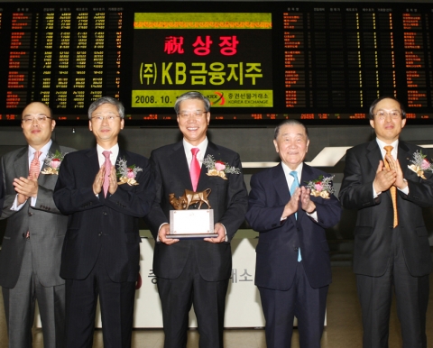 KB금융지주는 10일 한국증권선물거래소에서 신규상장 기념식을 가졌다.(사진좌로부터 김명한 KB투자증권 사장, 이정환 한국증권선물거래소 이사장, 황영기 KB금융지주 회장,박승복 한국