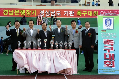 경남은행 문동성 은행장과 경남은행 노동조합 박재노 위원장이 경남은행 선수단과 함께 기념촬영을 하고 있다.