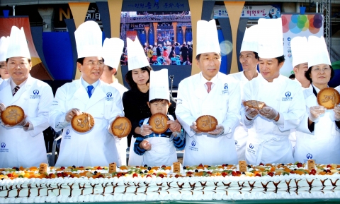 사진설명 : 제7회 인천음식문화 축제가 11일 문학경기장에서 개최됐다. 이날 이벤트 행사로는 인천대교를 1/1000크기로 축소한 12.3M의 대형케익을 만들어 참석한 시민들과 나누