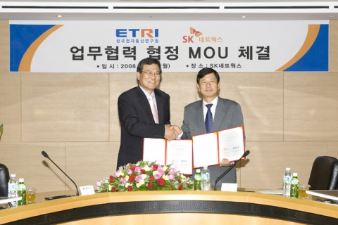 ETRI 최문기 원장(사진에서 왼쪽)과 SK 네트웍스 정만원 사장(사진에서 오른쪽)이 자동차 원격진단서비스 등의 공동 추진을 위한 업무협력 협정에 사인한 후 악수하고 있는 모습