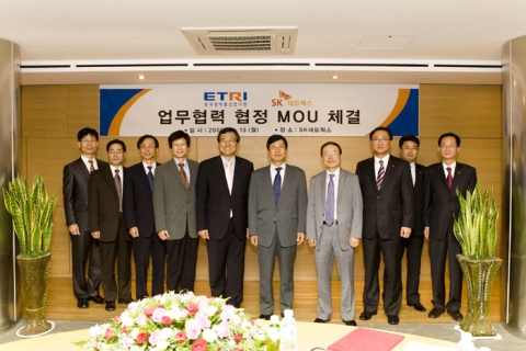 (주)오투스 박권철 대표(사진 왼쪽에서 4번째)와 ETRI 최문기 원장(사진 왼쪽에서 5번째), SK 네트웍스 정만원 사장(사진 왼쪽에서 6번째)이 자동차 원격진단서비스 등의 공동