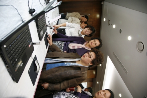 포항 지역 주민들이 개통식에 전시된 와이브로 서비스를 체험하고 둘러보고 있는 모습