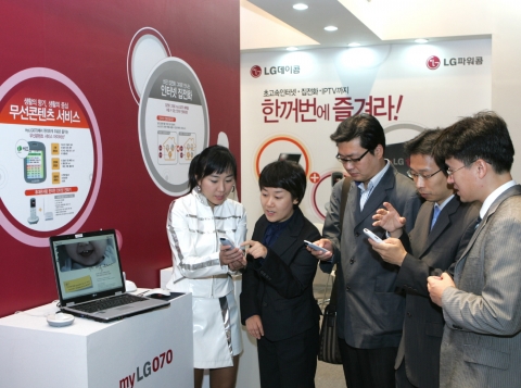 15일부터 17일까지 3일간 삼성동 코엑스에서 열리는 ‘IPTV World Expo VoIP 2008’에 방문한 고객들이 초고속인터넷 기반의 집전화 myLG070을 체험해보고 있다.