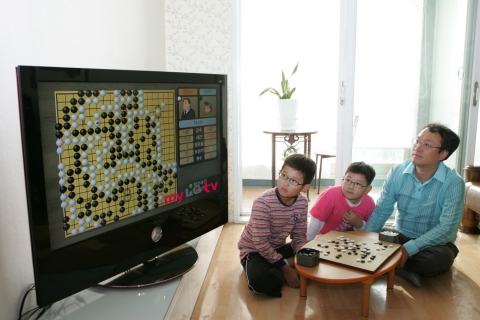 myLGtv 고객이 자녀들과 함께 온라인 바둑 게임을 즐기고 있다