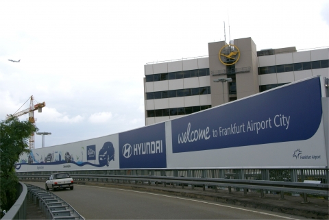 현대자동차가 독일 프랑크푸르트 국제공항 제1터미널 출국장 진입로에 설치한 길이 200미터, 높이 3미터 옥외광고