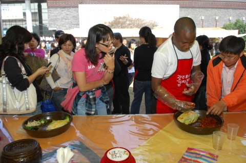 2008광주김치축제에서 외국인들이 통역요원이 배치된 체험장에서 체험을 즐기고 있다