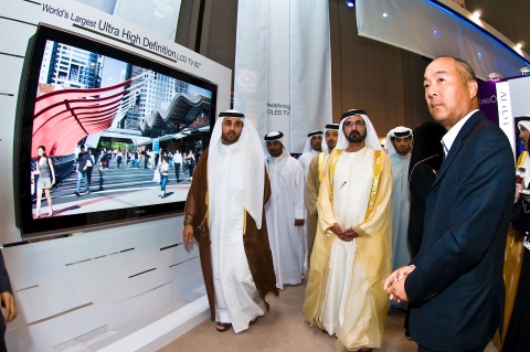 UAE 부통령 세이크 모하메드가 10월 19일 (현지시각) 두바이에서 개최중인 중동 아프리카 최대 IT 전시 자이텍스서 삼성전자 부스를 방문하여 82인치 UD (Ultra Defi