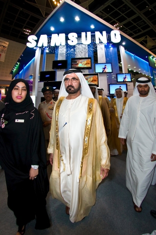 UAE 부통령 세이크 모하메드가 10월 19일 (현지시각) 두바이에서 개최중인 중동 아프리카 최대 IT 전시 자이텍스서 삼성전자 부스를 방문하여 둘러보았다.