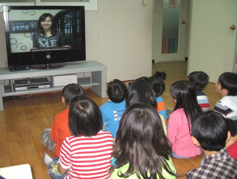 SK브로드밴드는 서울 봉천동에 있는 지역 아동센터인 ‘지구촌 행복한 홈스쿨’을 통해 저소득층 결손가정 아동에게 교육, 급식 등의 복지 혜택을 제공하기로 했다. 지구촌 행복한 홈스쿨