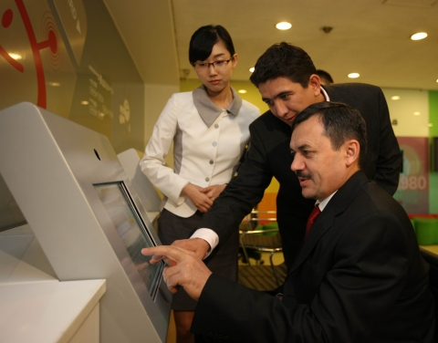 우즈베키스탄 전자성의 이즈보사로브 아그잠(Izbosarov Agzam) 장관(앞쪽)과 이브라지모브 노디르벡(Ibragimov Nodirbek) 투자담당 국장(뒤쪽)이 LG사이언스홀의 전시물을 체험할 수 있는 ID카드를 발급받고 있는 모습
