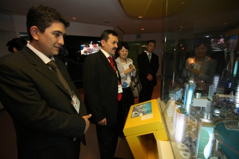 우즈베키스탄 전자성의 이즈보사로브 아그잠(Izbosarov Agzam) 장관(뒤쪽)과 이브라지모브 노디르벡(Ibragimov Nodirbek) 투자담당 국장(앞쪽)이 LG사이언스홀 「미래에너지관」의 ‘빛의 도시’ 전시물을 체험하고 있는 모습