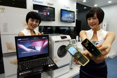 22일부터 서울 COEX서 개막한 친환경상품전시회'서 삼성전자 홍보 도우미가 옥수수 전분 소재를 이용한 친환경 휴대폰, 초고용량 배터리로 10시간 사용 가능한 노트PC X360, 친환경 가전제품들을 선보이고 있다.