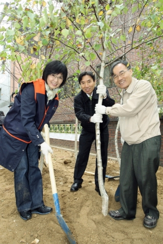 한국씨티은행이 서울그린트러스트와 함께 강동구 명일동 '그린씨티 2호-우리동네숲 만들기' 행사를 개최했다.